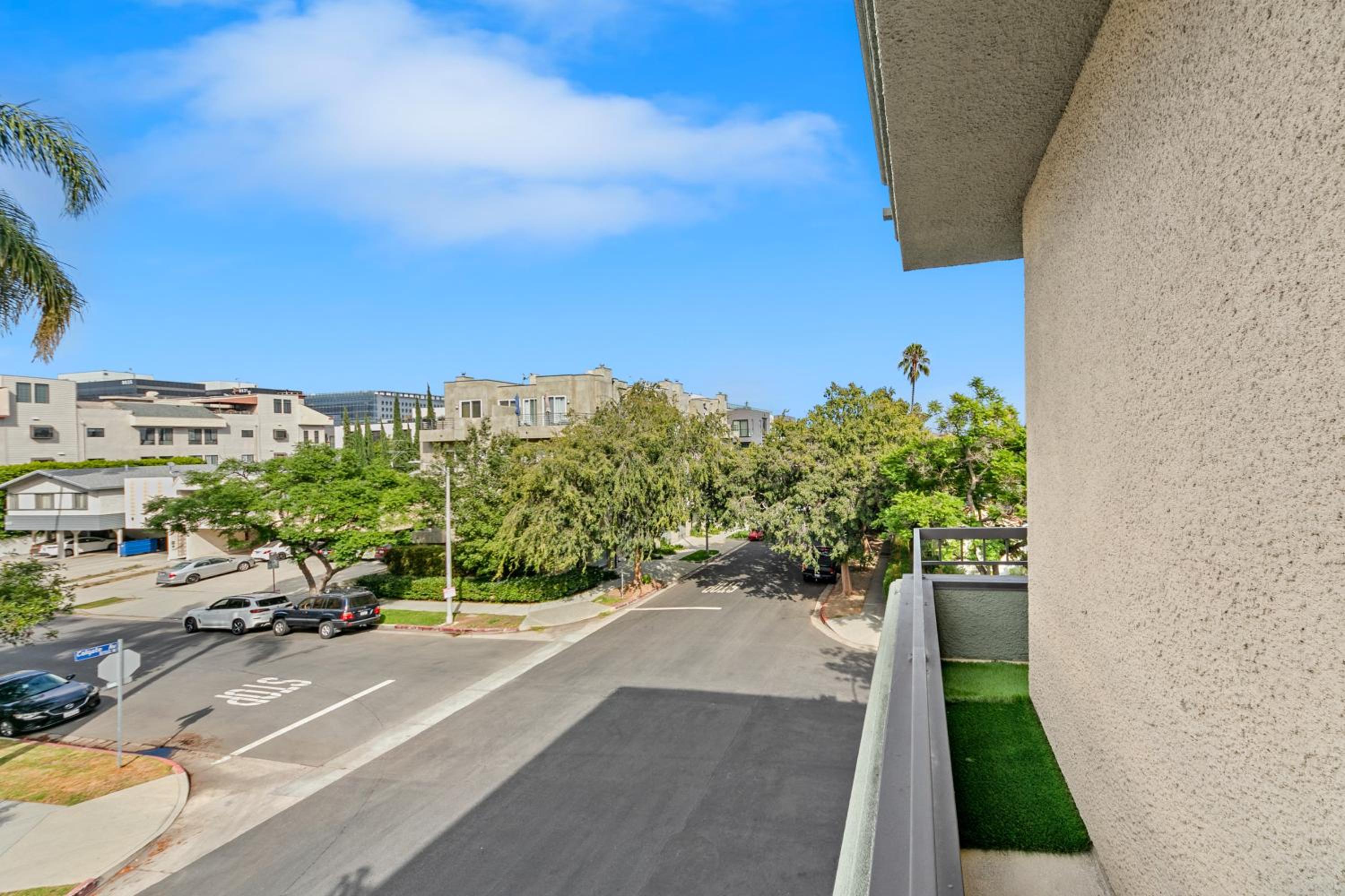 Beverly Hills Glamour Oasis 2 BR Apt with Parking 304