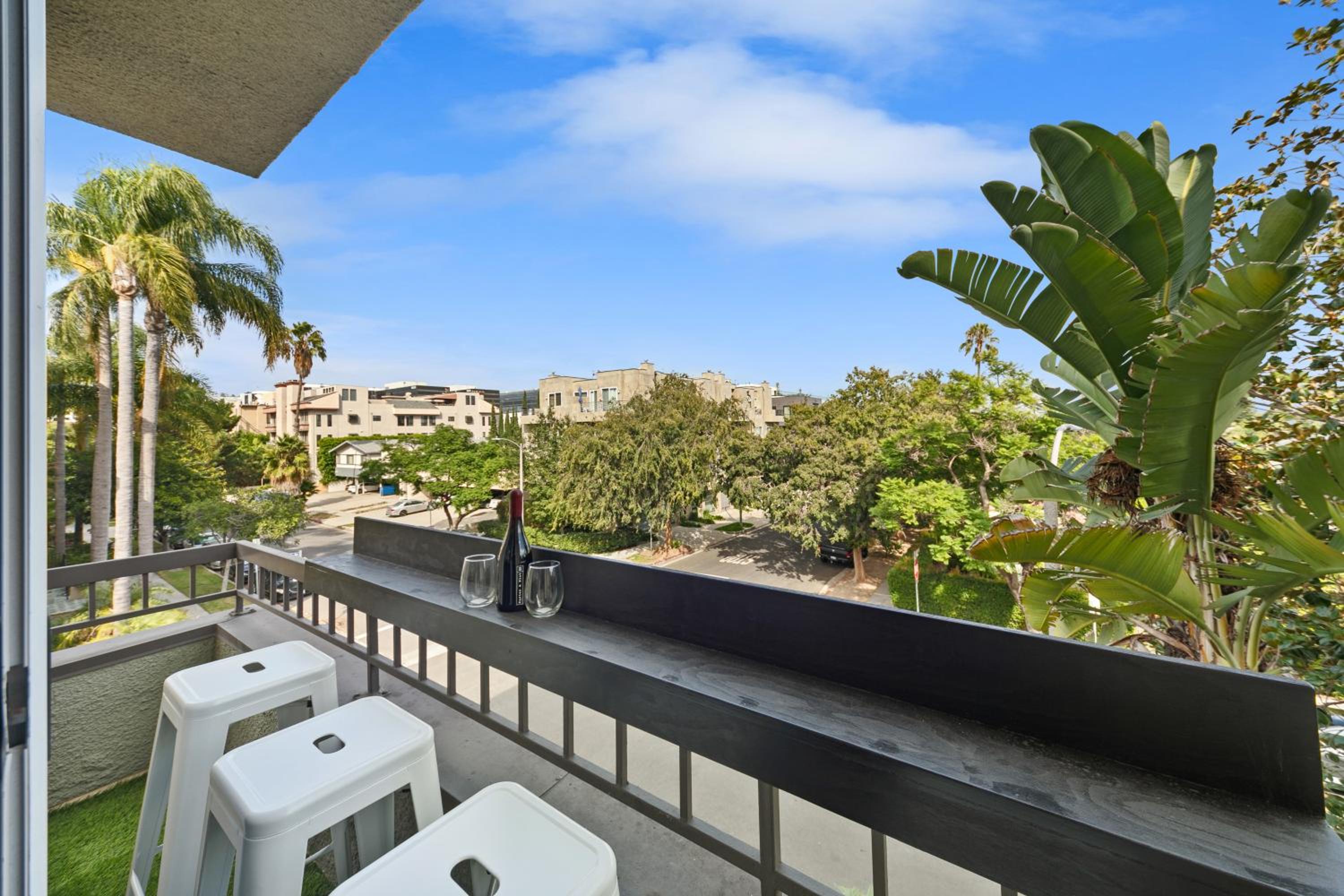 Beverly Hills Glamour Oasis 2 BR Apt with Parking 304