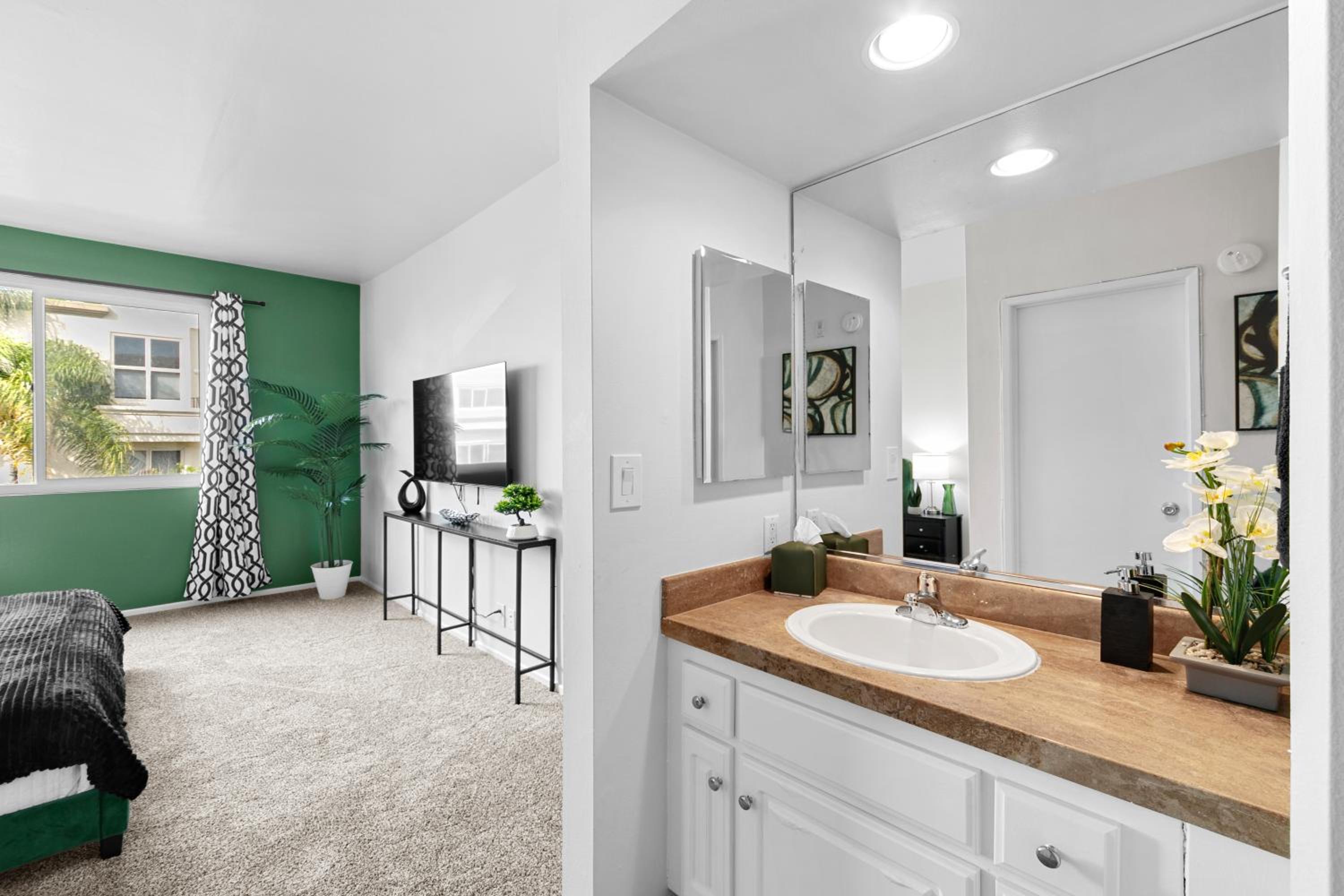Beverly Hills Glamour Oasis 2 BR Apt with Parking 304