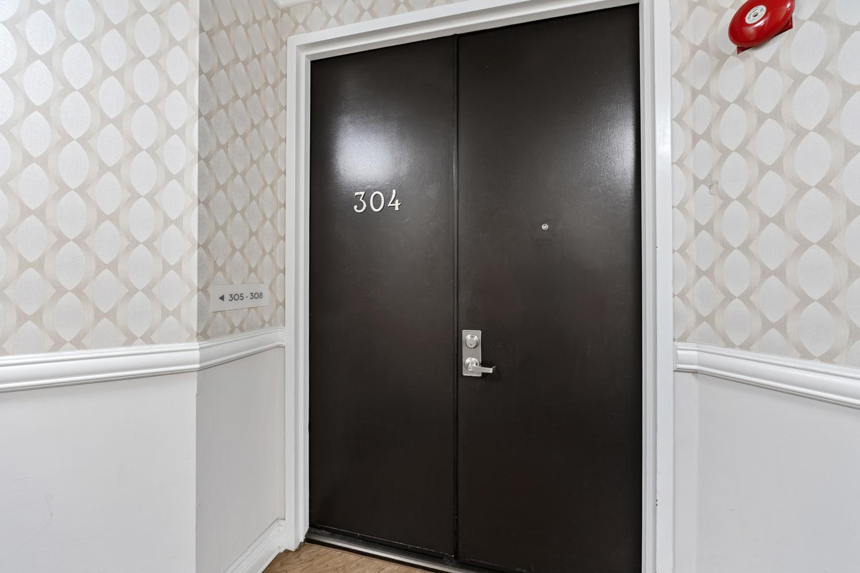Beverly Hills Glamour Oasis 2 BR Apt with Parking 304