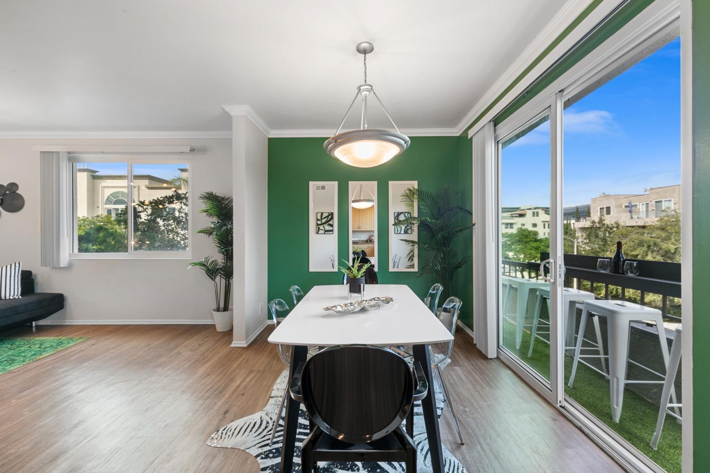 Beverly Hills Glamour Oasis 2 BR Apt with Parking 304