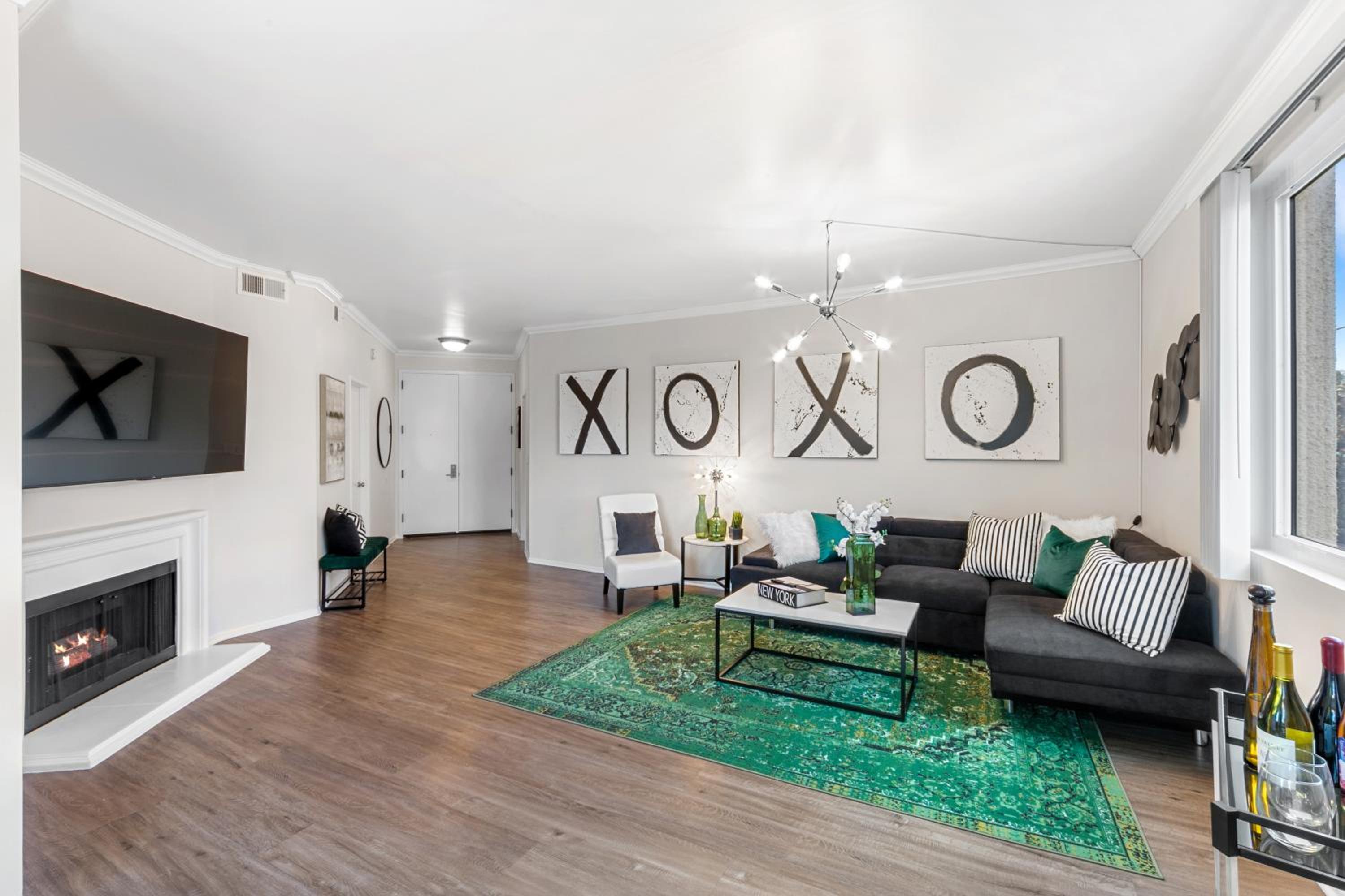 Beverly Hills Glamour Oasis 2 BR Apt with Parking 304