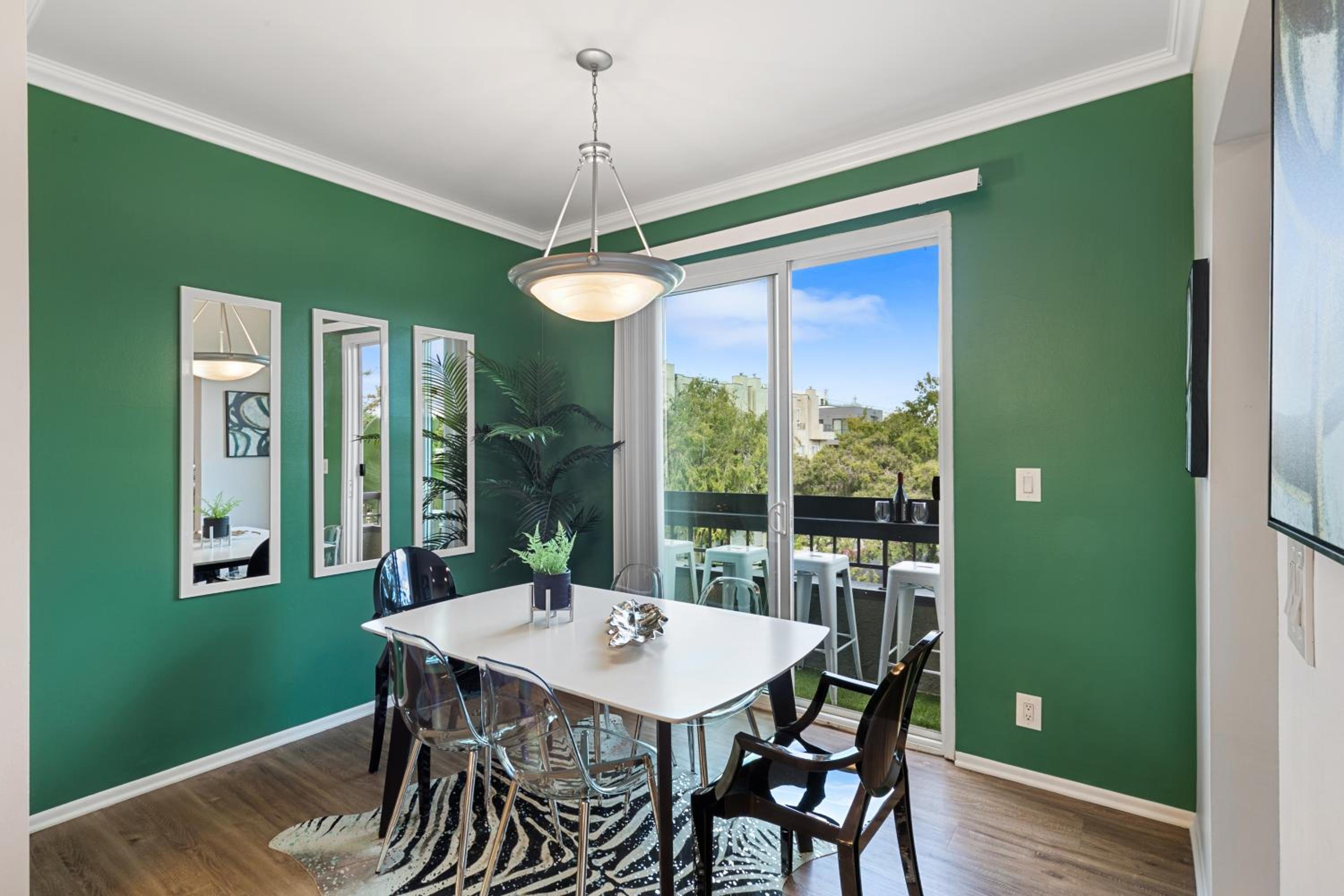Beverly Hills Glamour Oasis 2 BR Apt with Parking 304