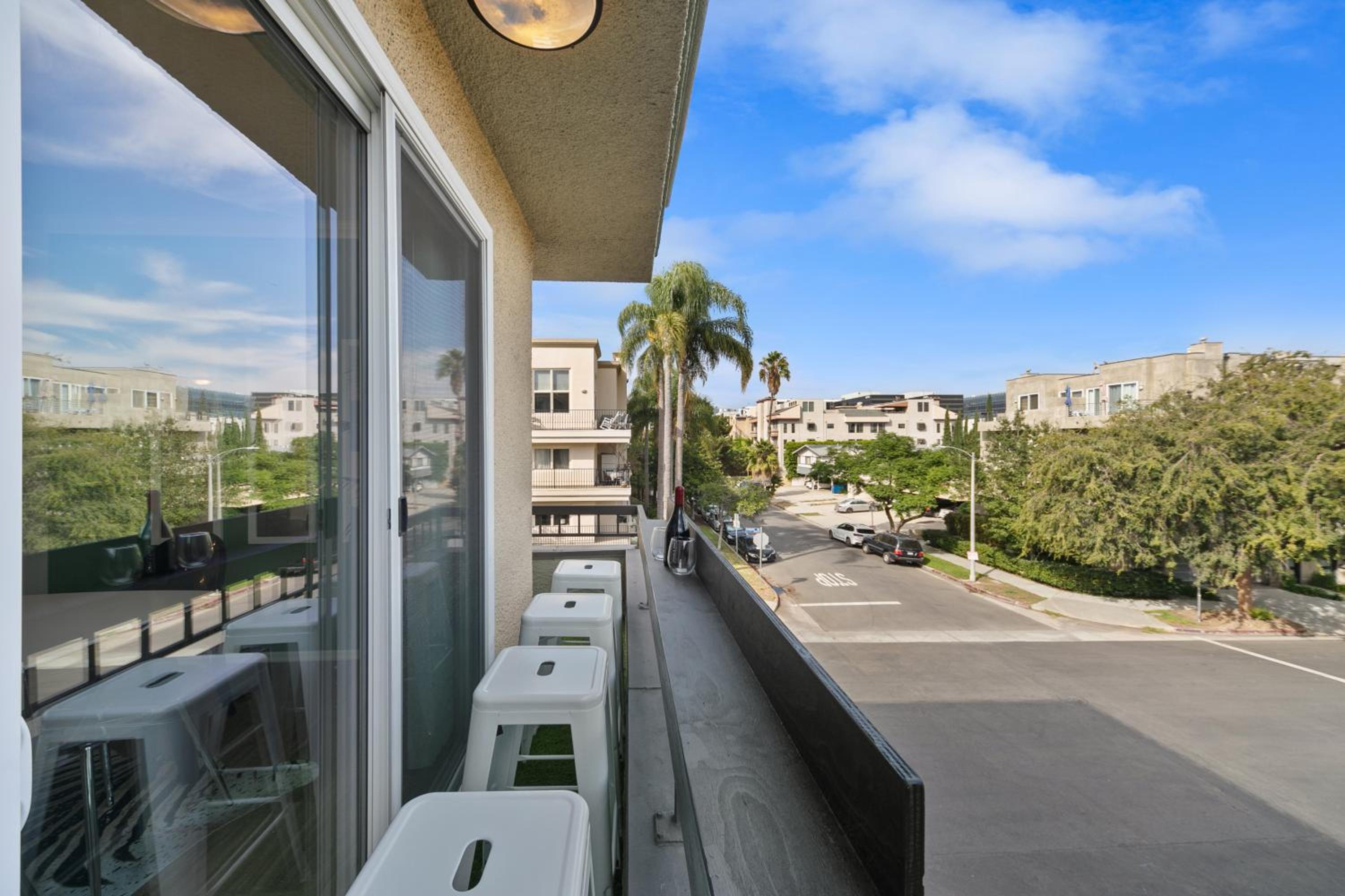Beverly Hills Glamour Oasis 2 BR Apt with Parking 304