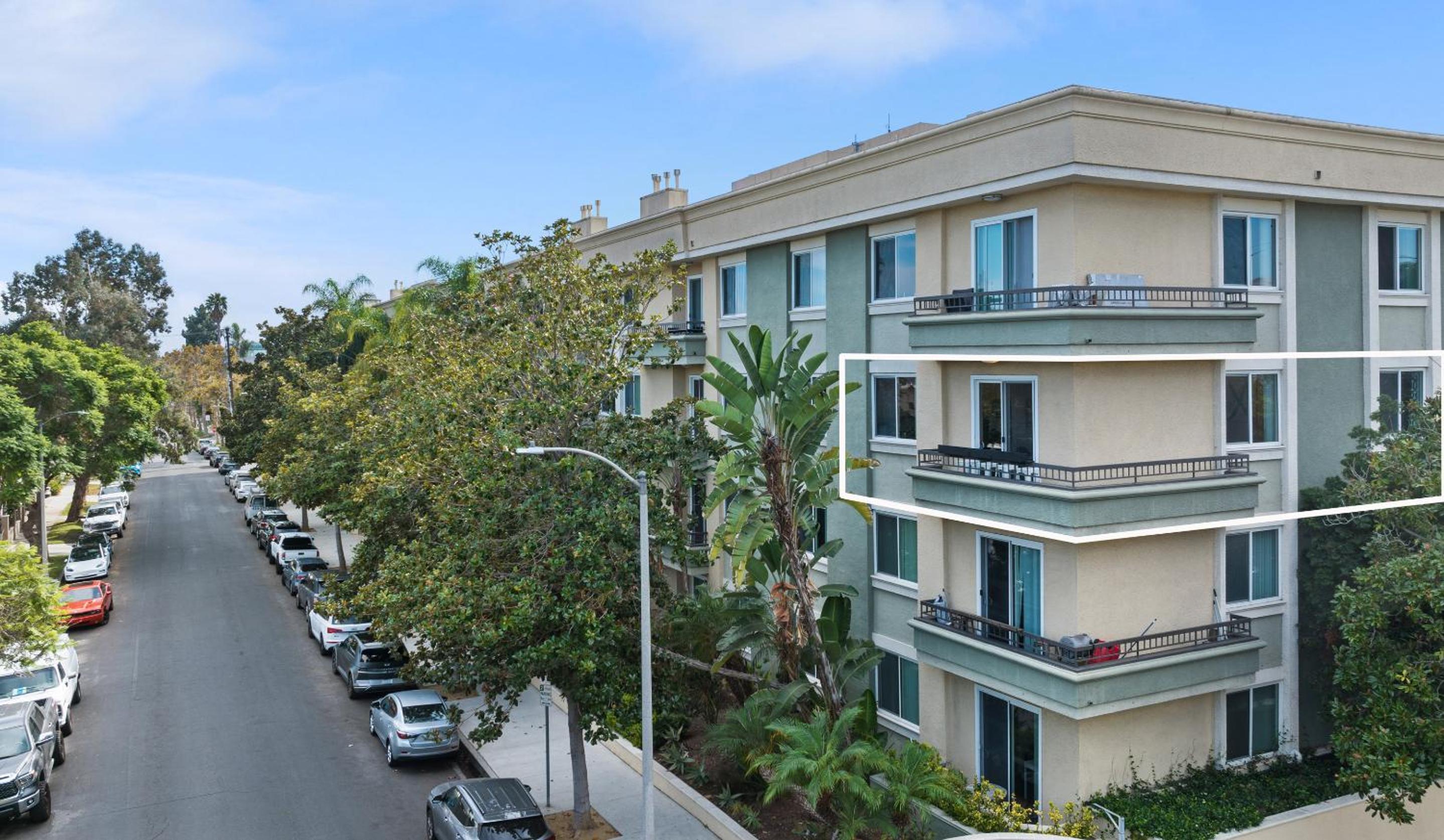 Beverly Hills Glamour Oasis 2 BR Apt with Parking 304