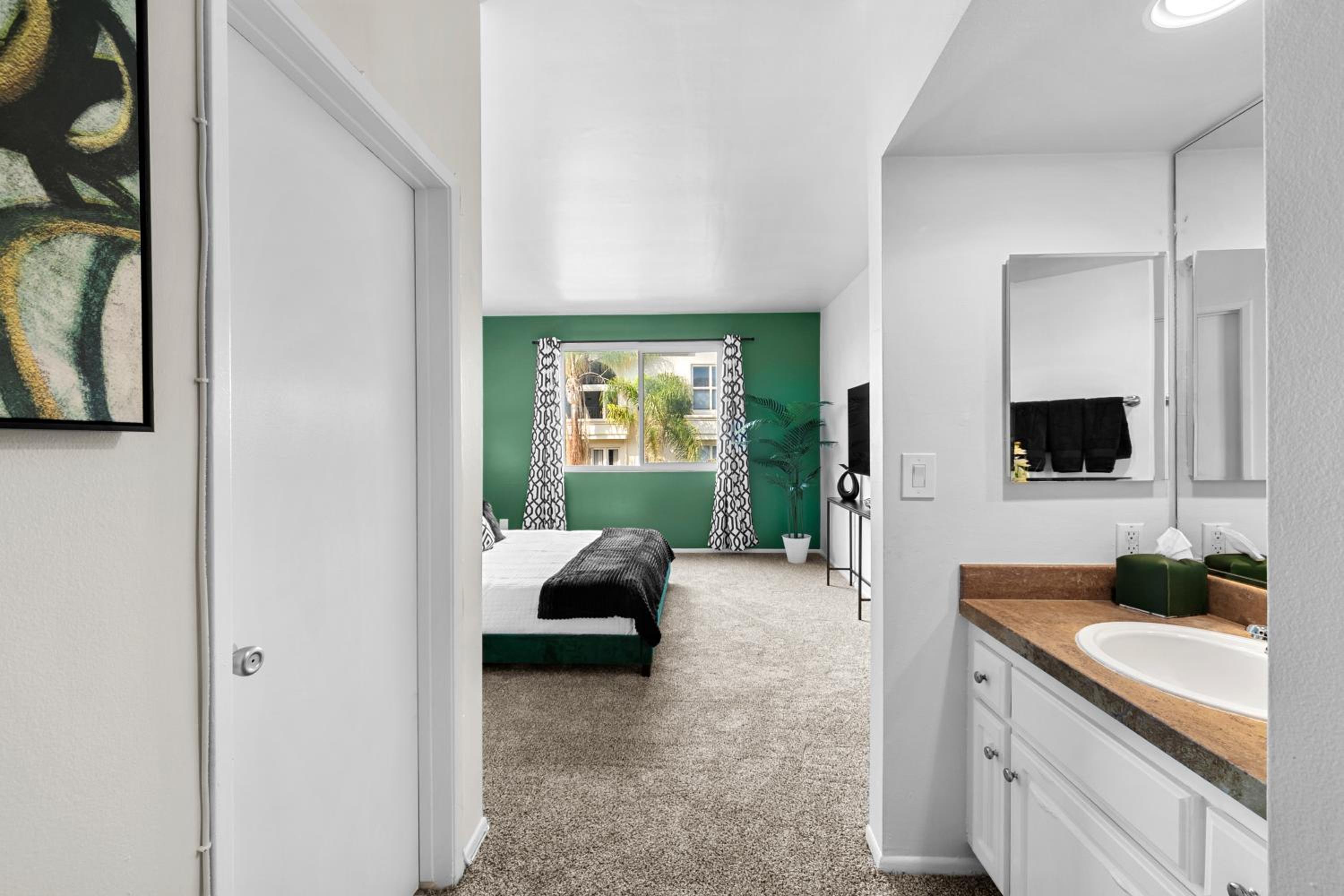 Beverly Hills Glamour Oasis 2 BR Apt with Parking 304