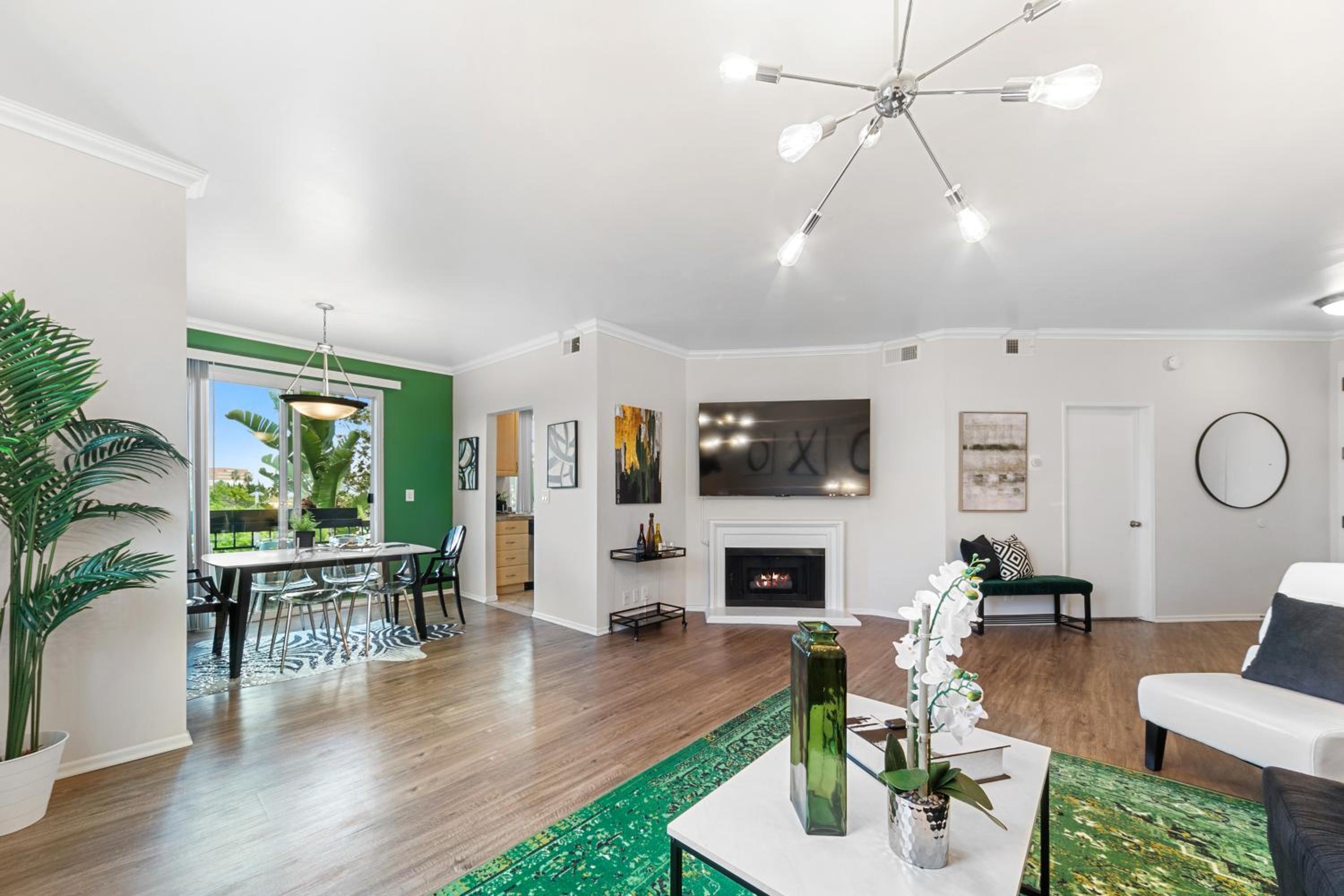 Beverly Hills Glamour Oasis 2 BR Apt with Parking 304