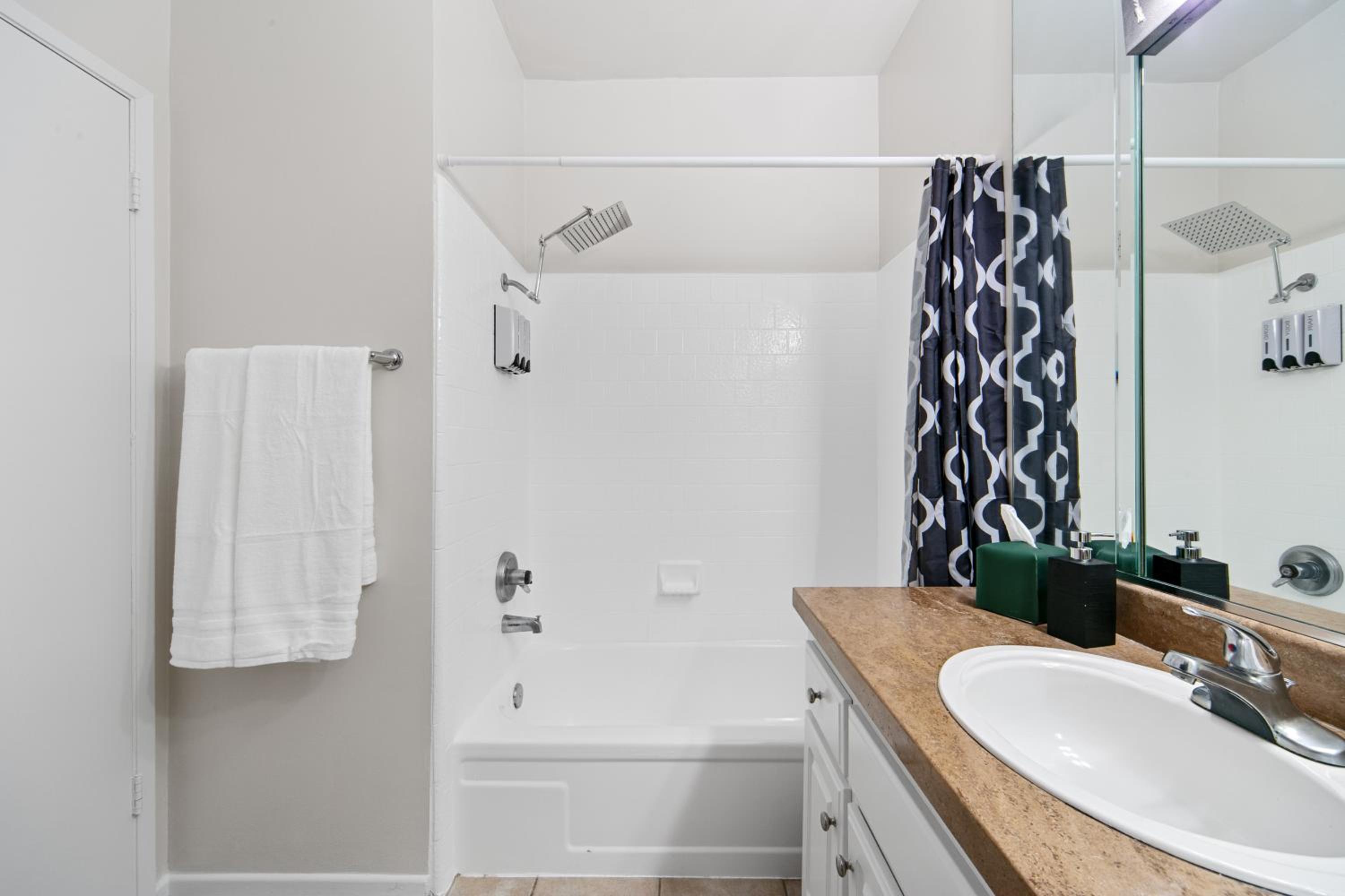 Beverly Hills Glamour Oasis 2 BR Apt with Parking 304