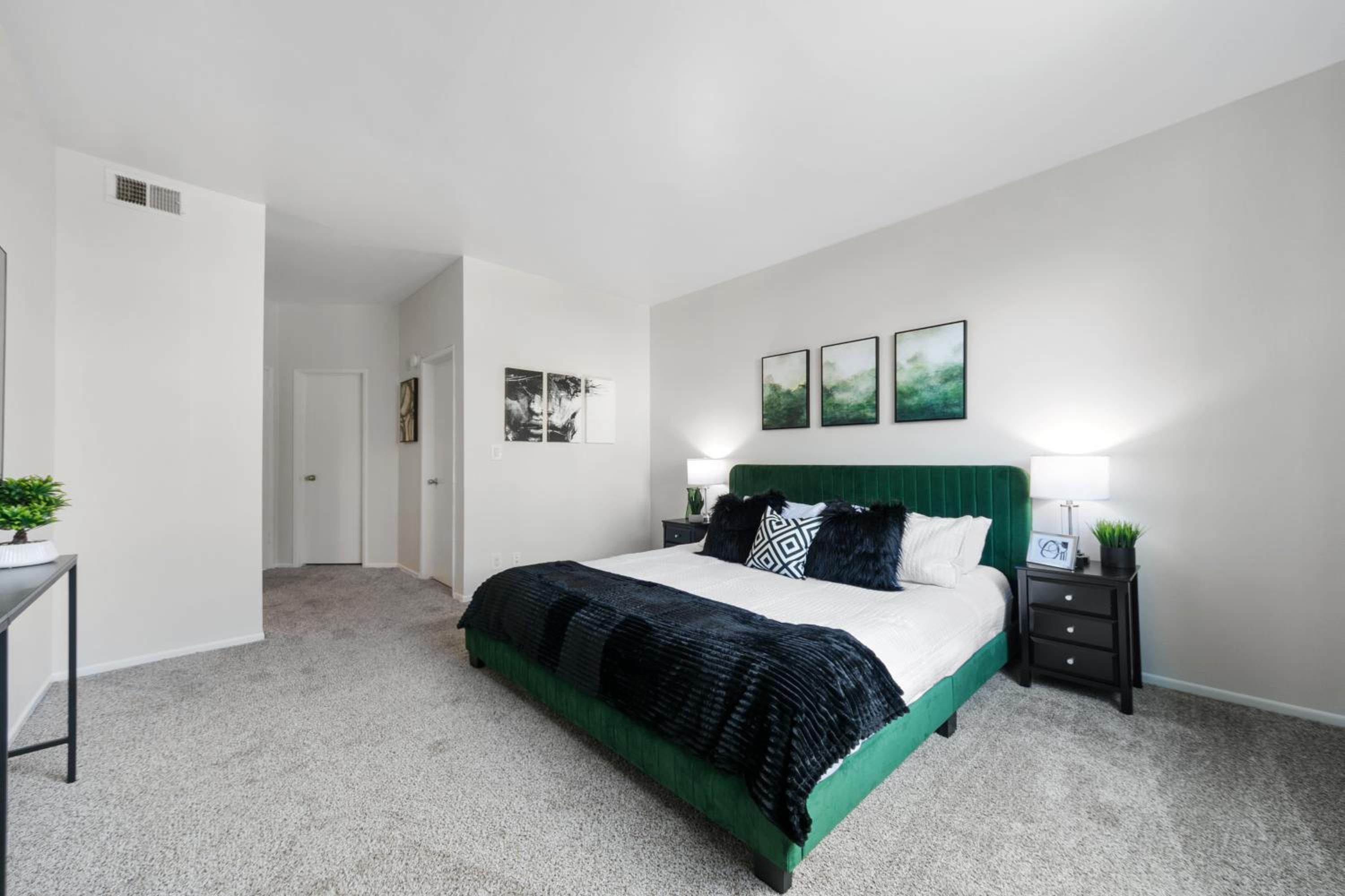 Beverly Hills Glamour Oasis 2 BR Apt with Parking 304