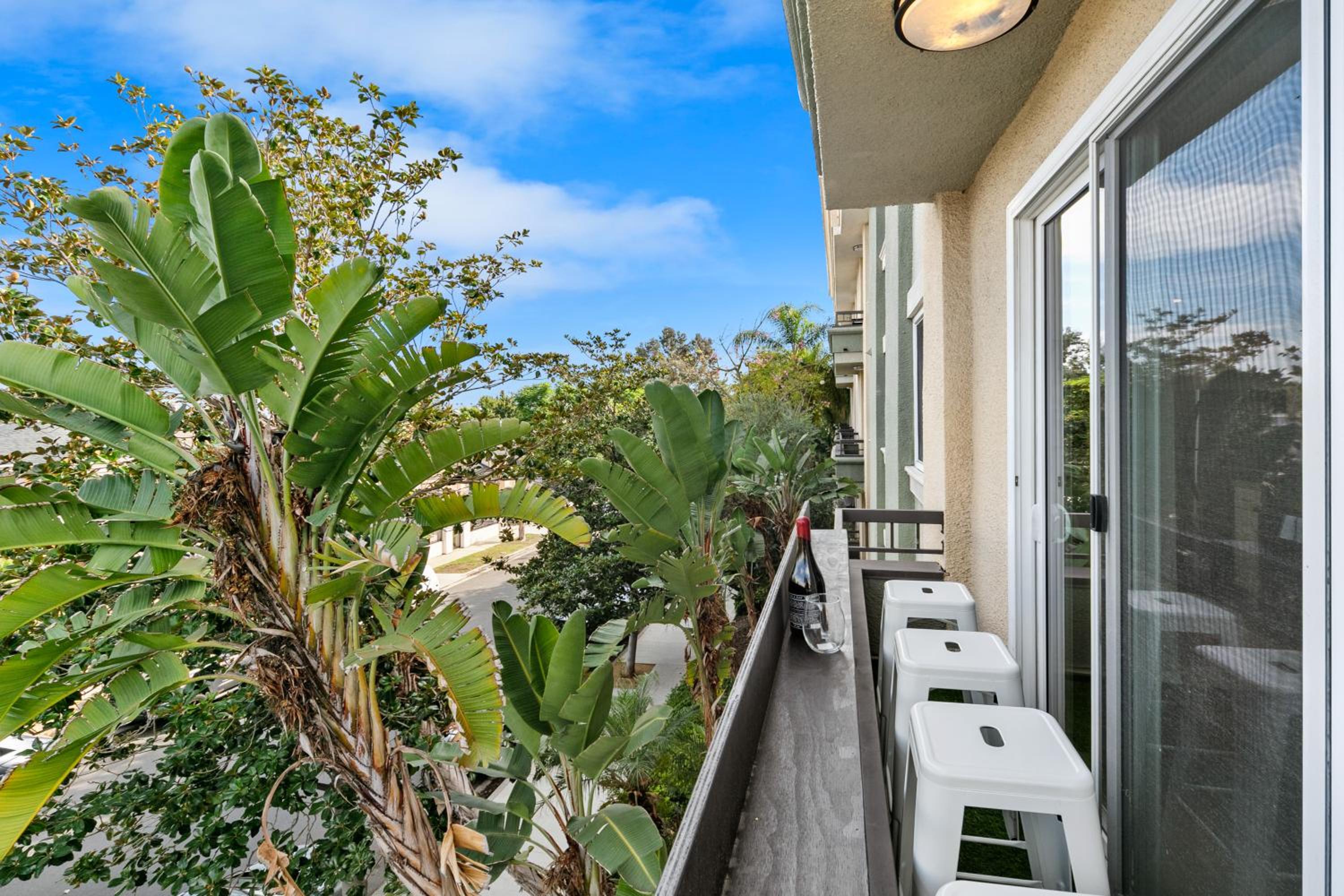 Beverly Hills Glamour Oasis 2 BR Apt with Parking 304