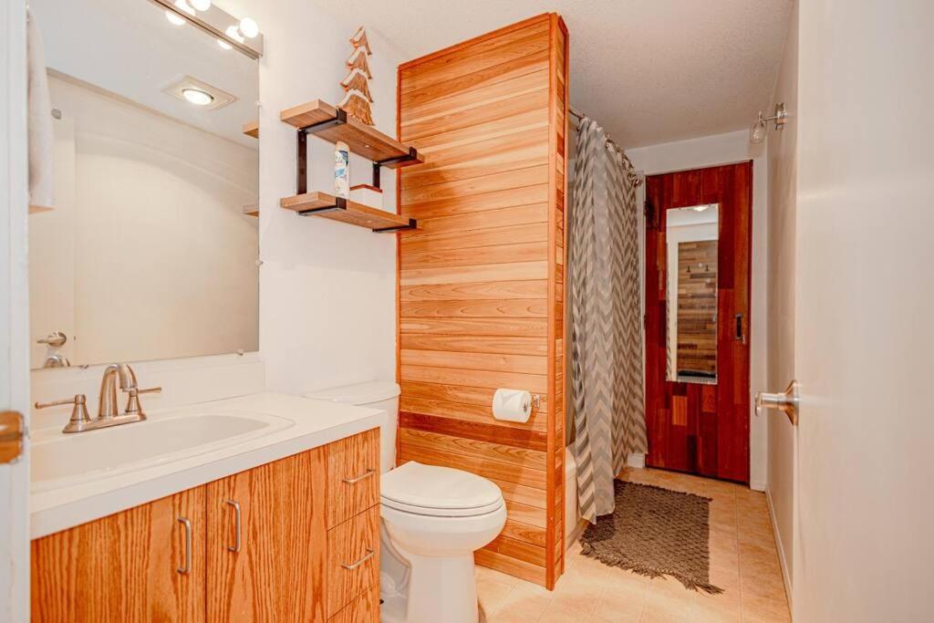 The Great Escape–2 Bdrm w/Private Sauna in Village