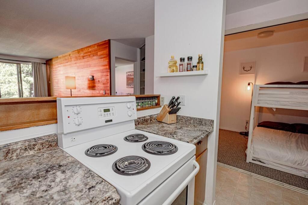 The Great Escape–2 Bdrm w/Private Sauna in Village