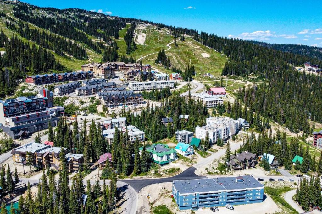 The Great Escape–2 Bdrm w/Private Sauna in Village