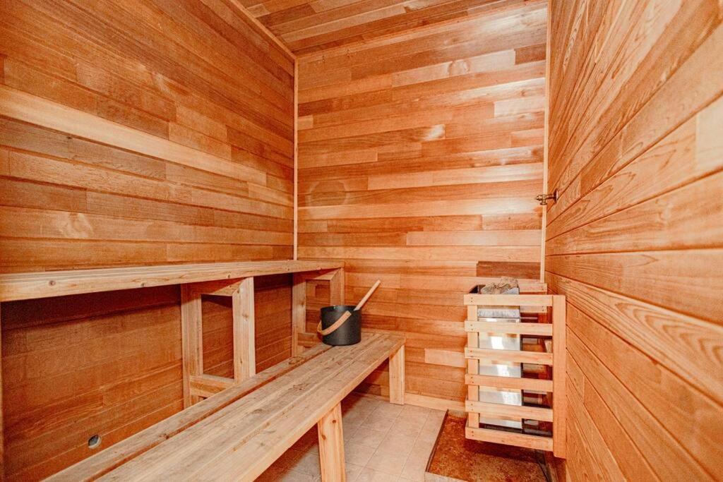 The Great Escape–2 Bdrm w/Private Sauna in Village