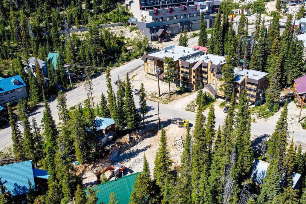 The Great Escape–2 Bdrm w/Private Sauna in Village
