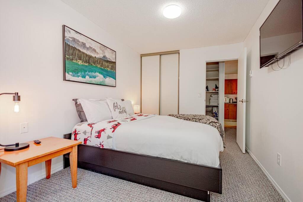 The Great Escape–2 Bdrm w/Private Sauna in Village
