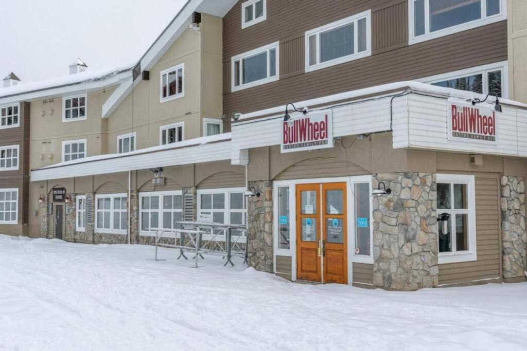 The Great Escape–2 Bdrm w/Private Sauna in Village