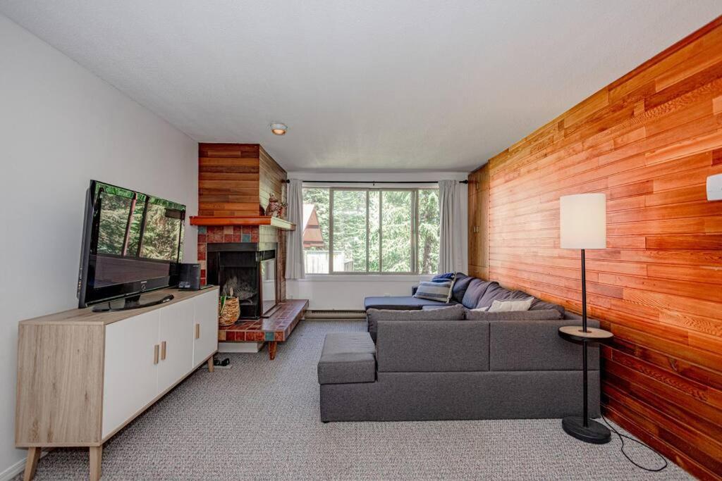 The Great Escape–2 Bdrm w/Private Sauna in Village