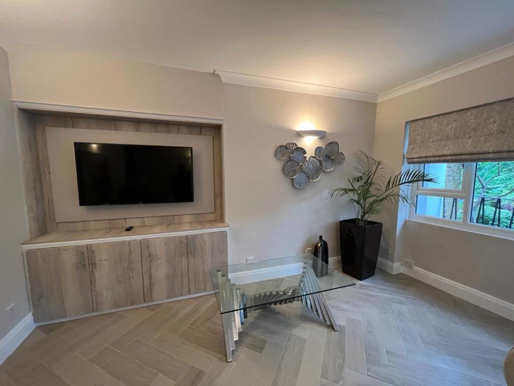 Luxurious apartment in Central London view 3