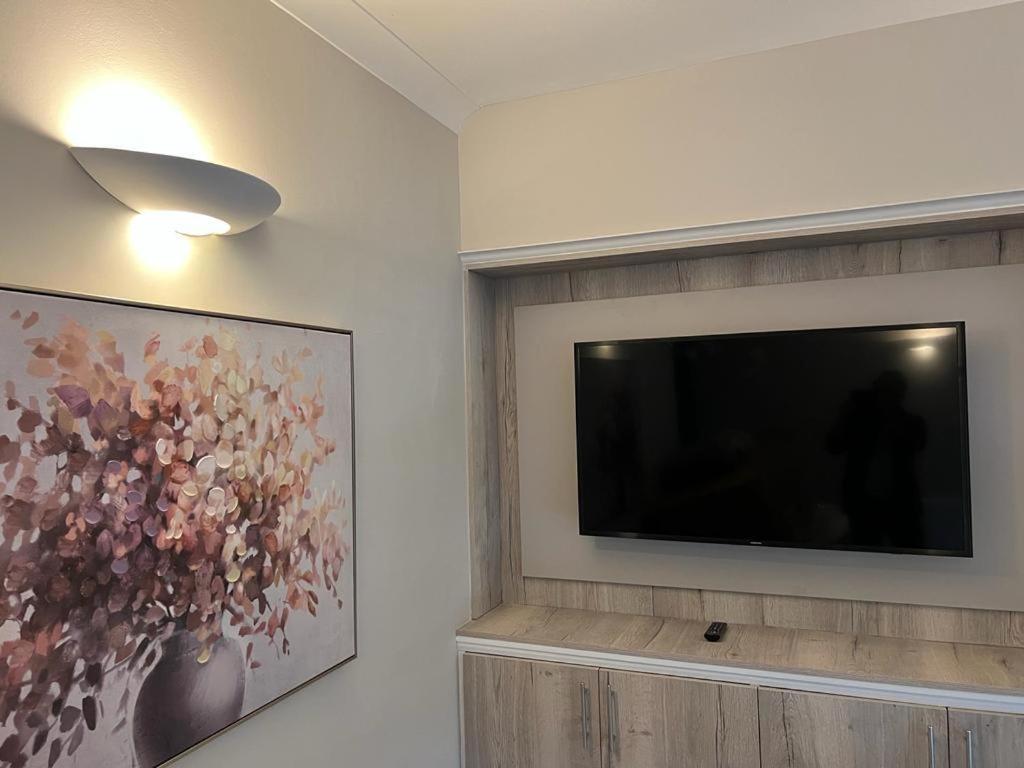 Luxurious apartment in Central London view 2