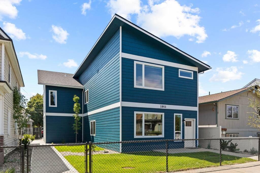 Brand New 3BD 2 5BTH Triplex Unit Near Downtown view 2
