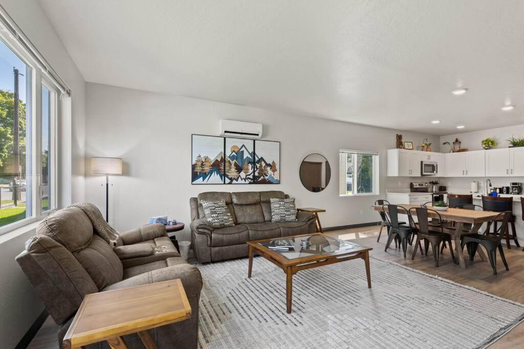 Brand New 3BD 2 5BTH Triplex Unit Near Downtown view 5