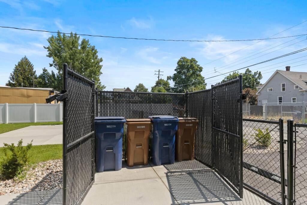 Brand New 2BD 1 5BTH Triplex Unit Near Downtown view 3