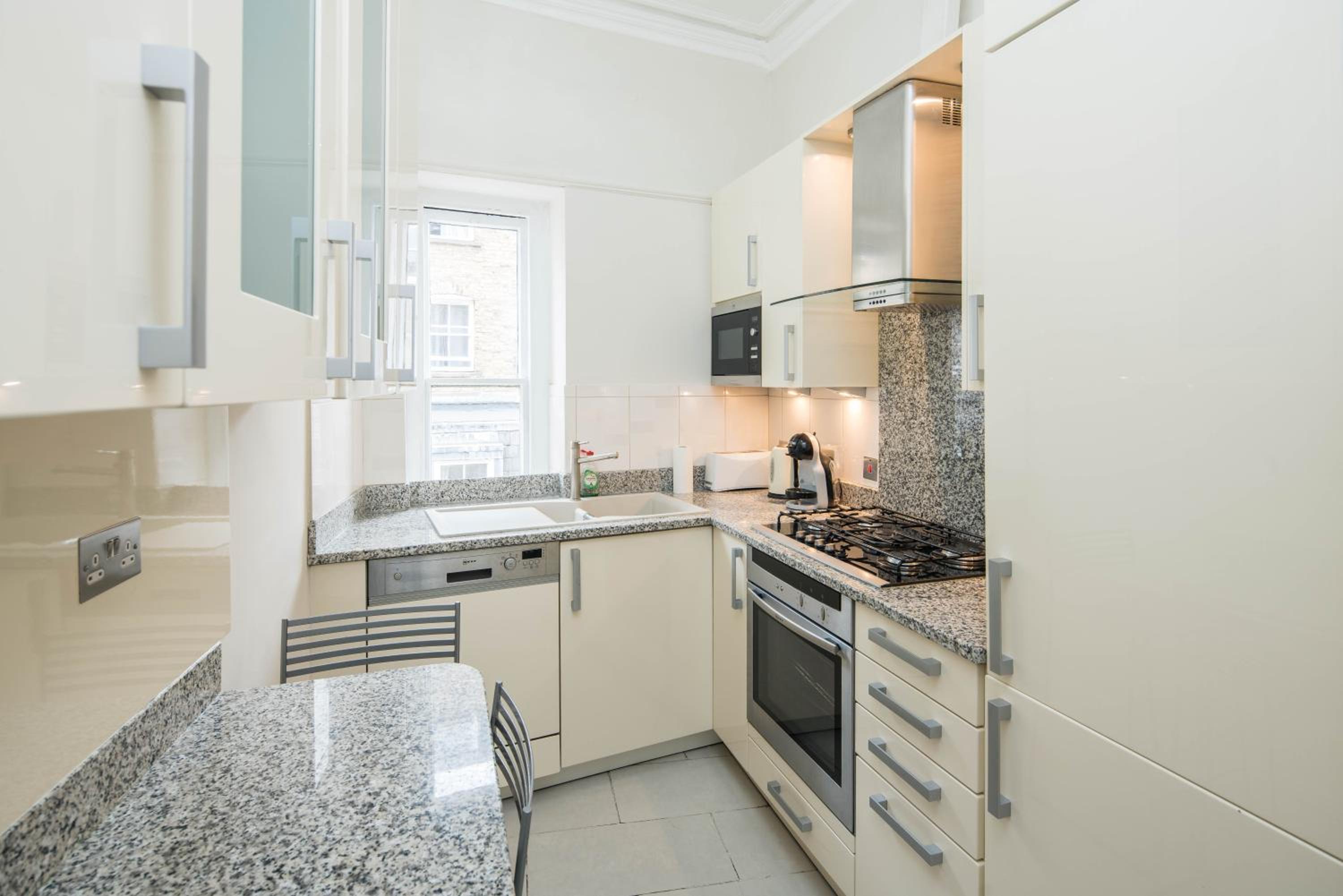 Gloucester Station Gem: 3 Bedroom Oasis
