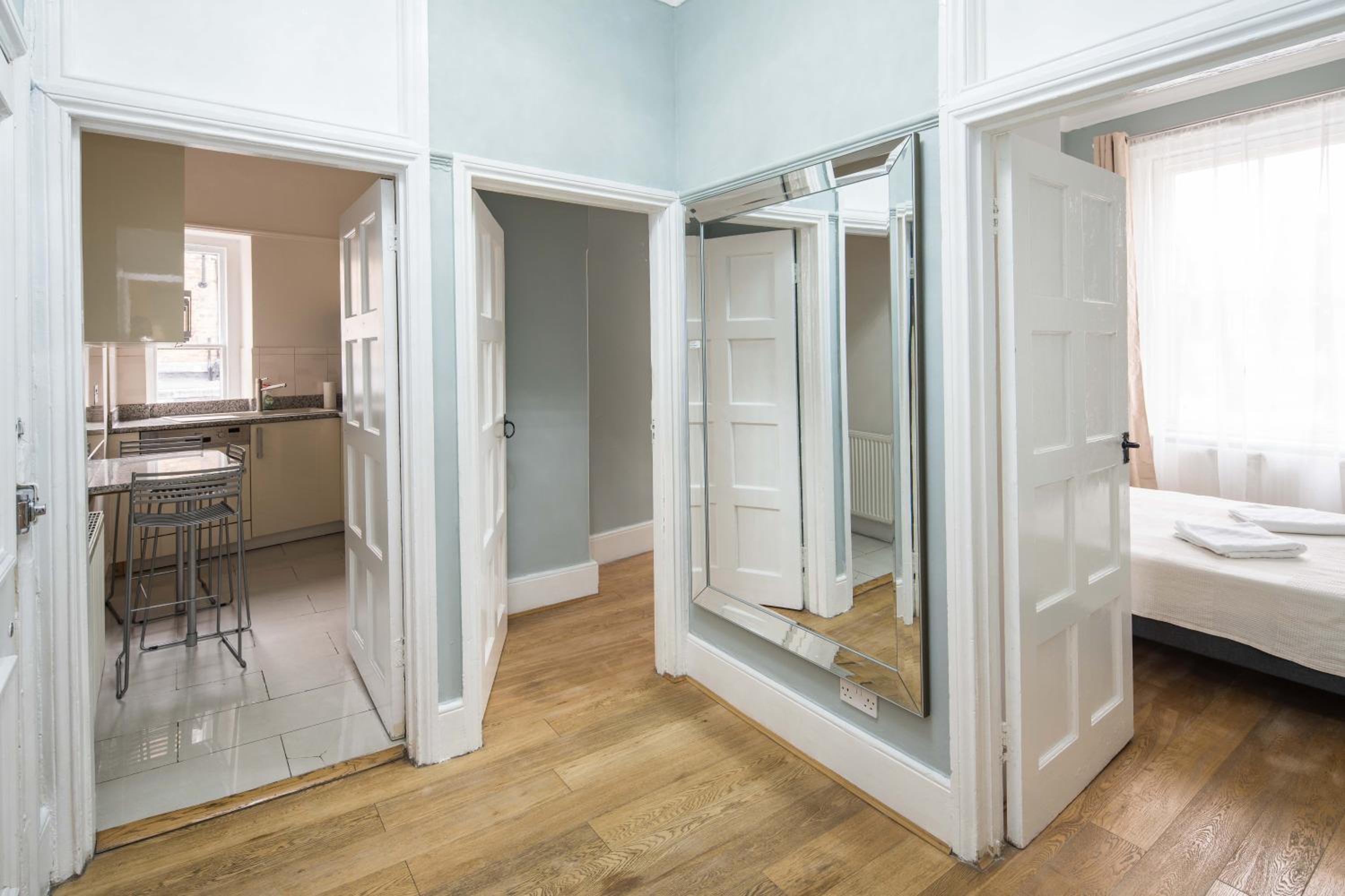 Gloucester Station Gem: 3 Bedroom Oasis