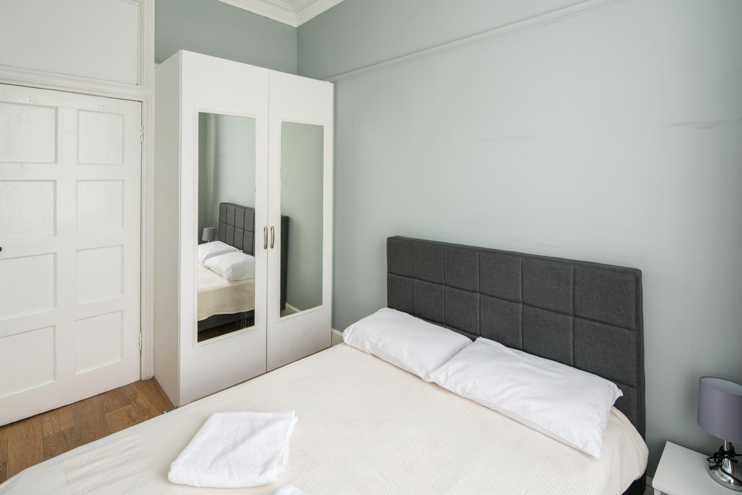 Gloucester Station Gem: 3 Bedroom Oasis