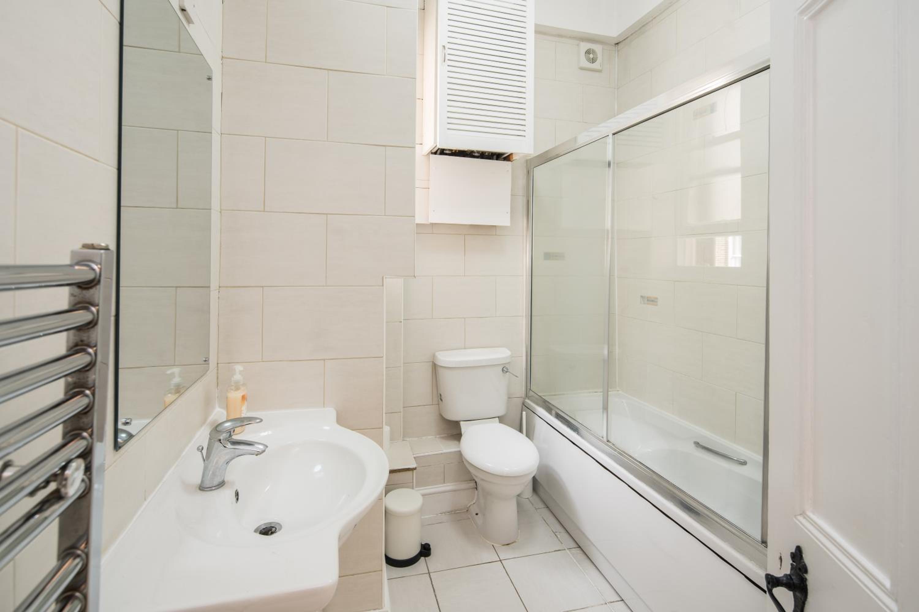 Gloucester Station Gem: 3 Bedroom Oasis