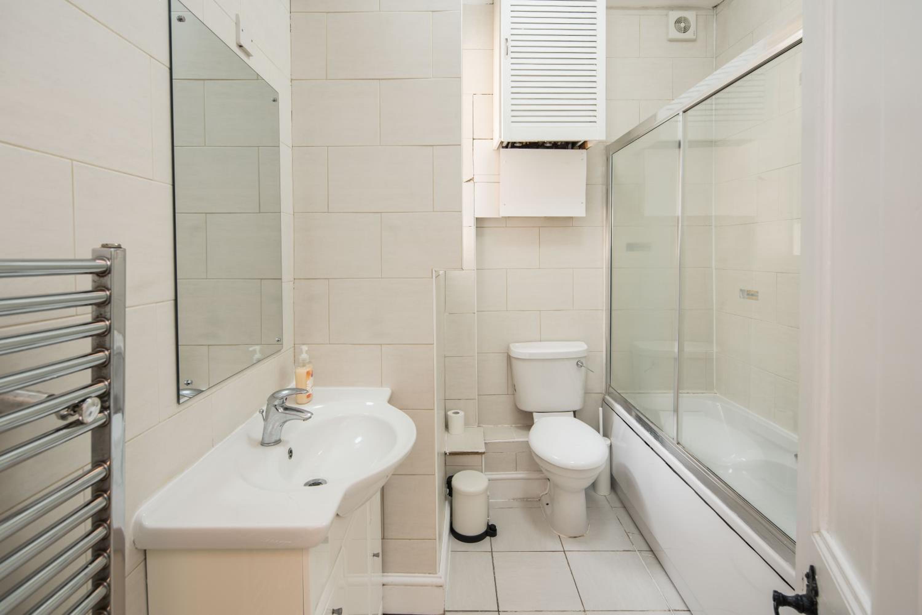 Gloucester Station Gem: 3 Bedroom Oasis