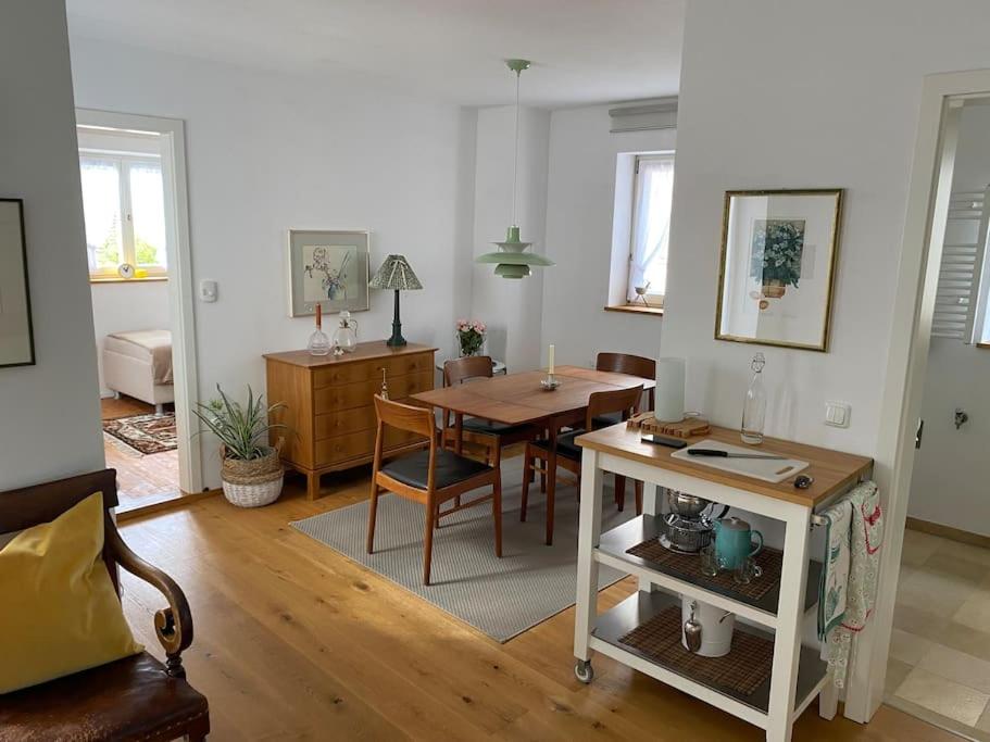 Ferienhaus mit Garten und Balkon