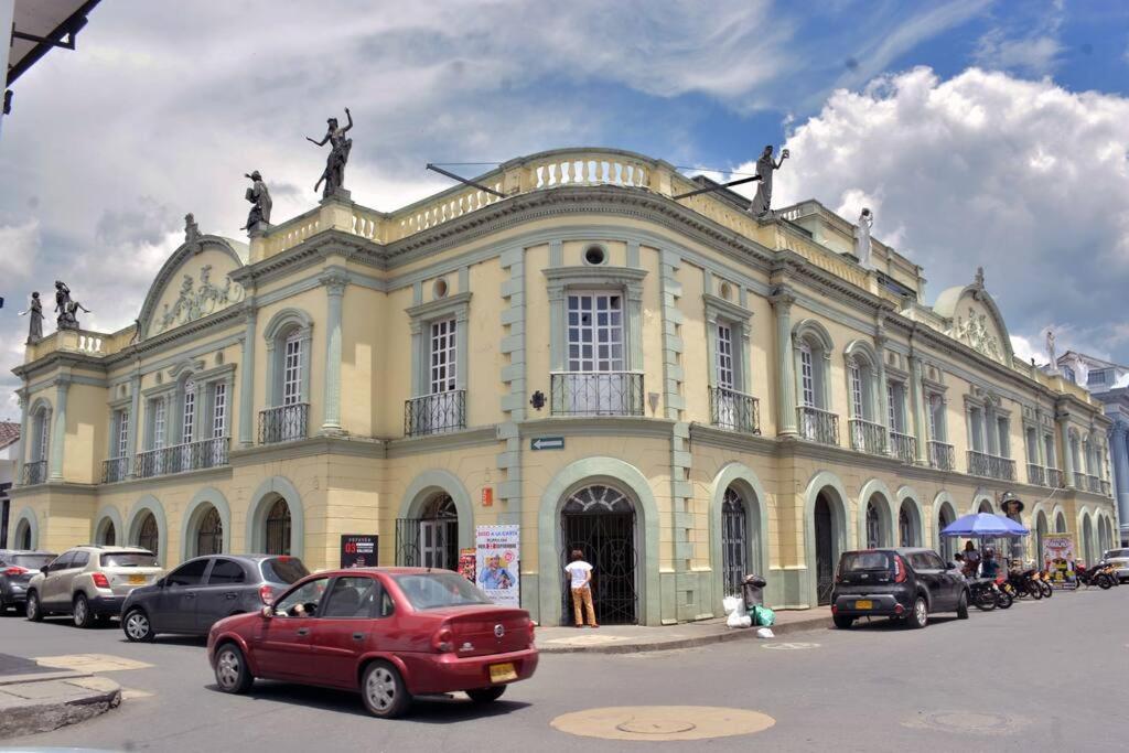 Calma en el centro de Popayán con mobiliario nuevo