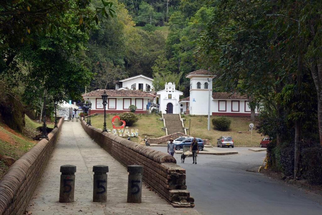 Calma en el centro de Popayán con mobiliario nuevo
