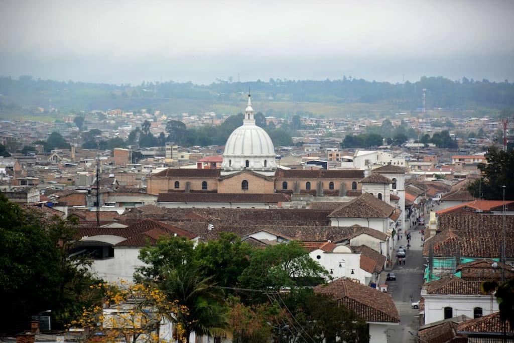 Calma en el centro de Popayán con mobiliario nuevo