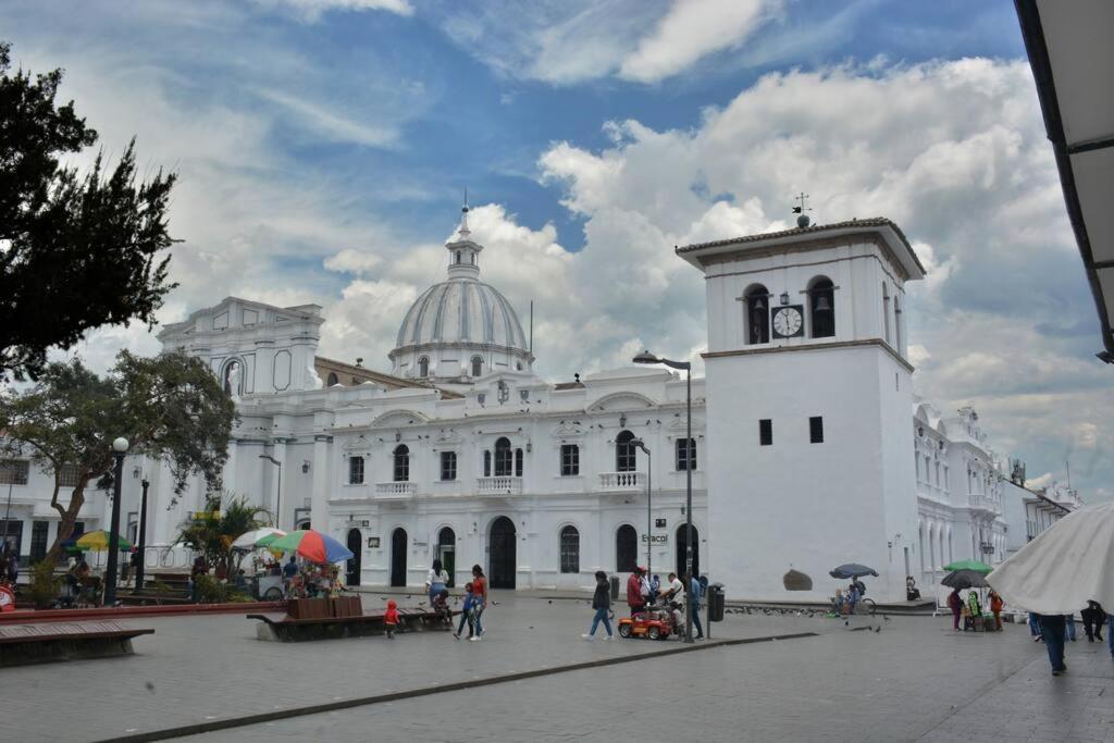 Calma en el centro de Popayán con mobiliario nuevo
