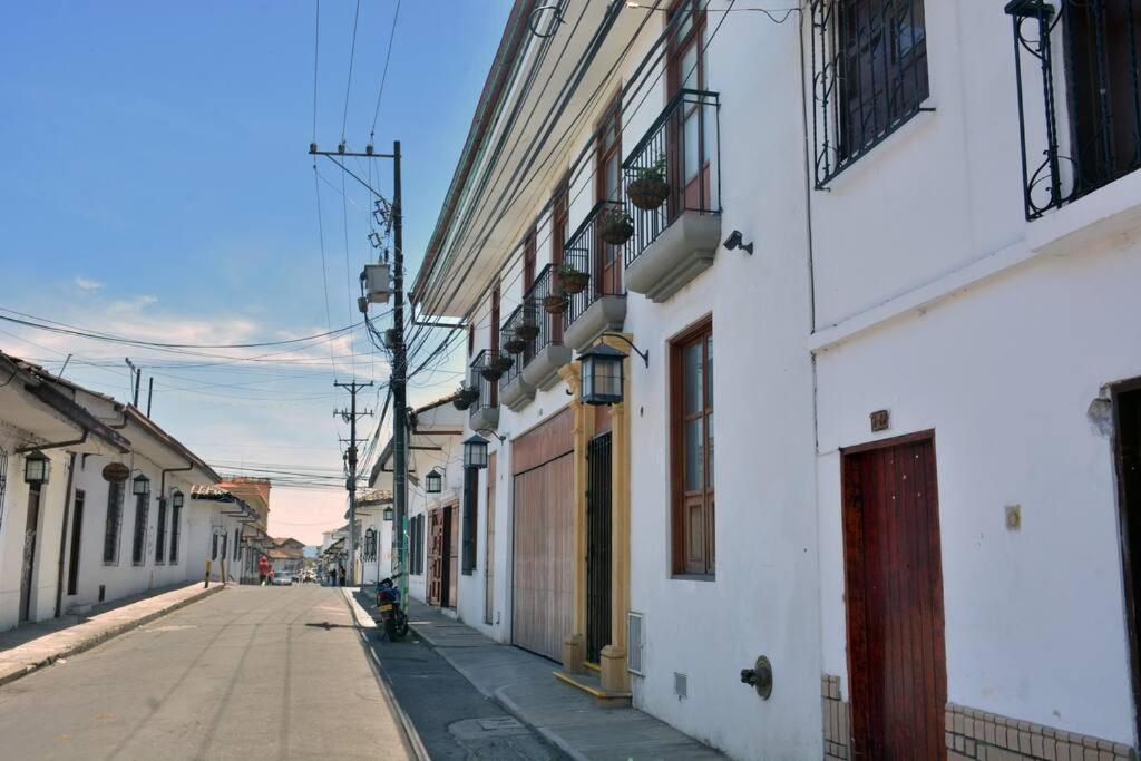 Calma en el centro de Popayán con mobiliario nuevo