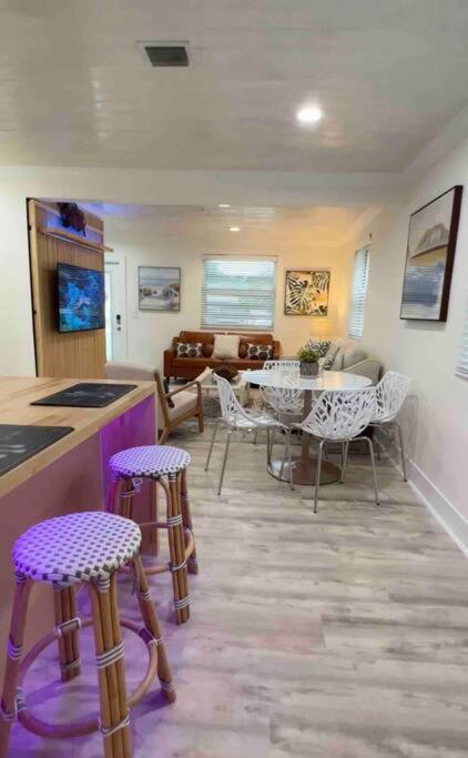 Stylish Delray Beach house next to pool