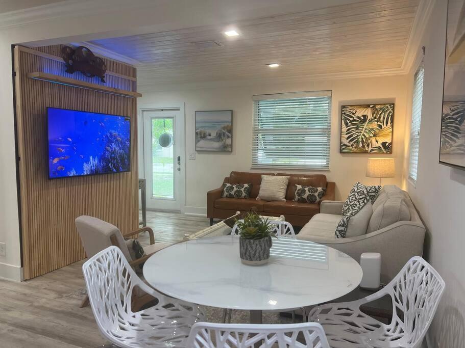 Stylish Delray Beach house next to pool