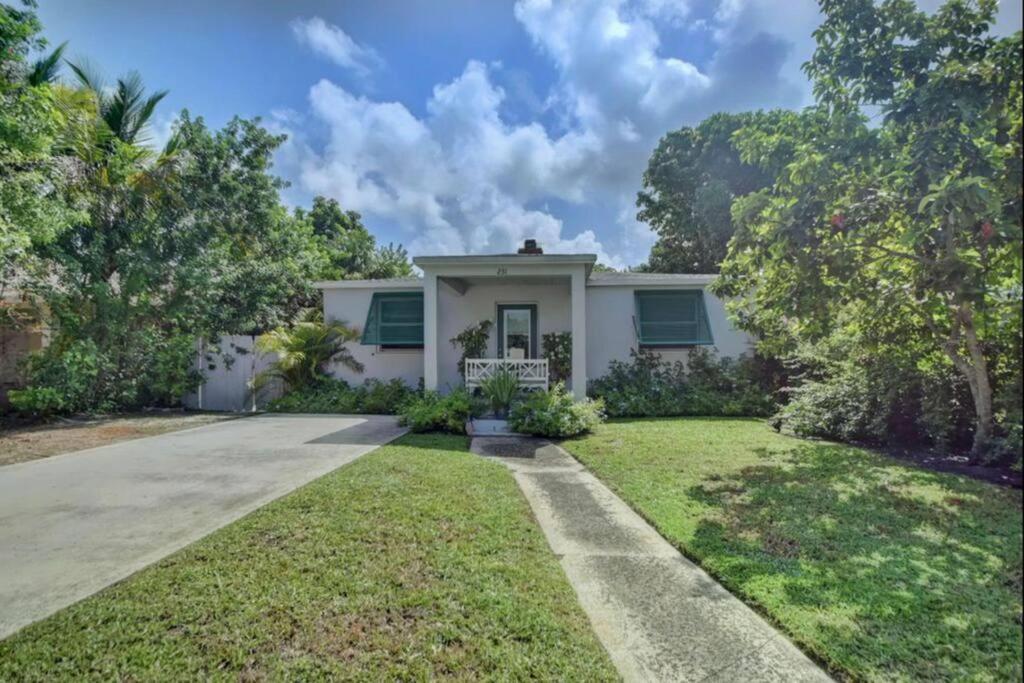 Stylish Delray Beach house next to pool