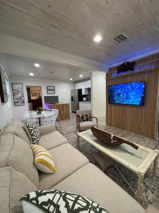 Stylish Delray Beach house next to pool