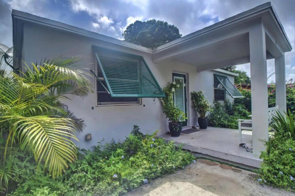 Stylish Delray Beach house next to pool