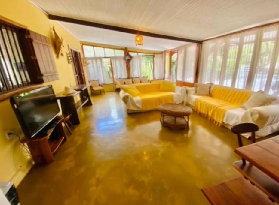 Casa com cachoeiras e contato com a natureza