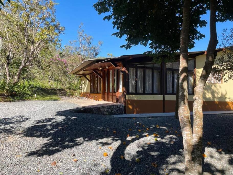 Casa com cachoeiras e contato com a natureza