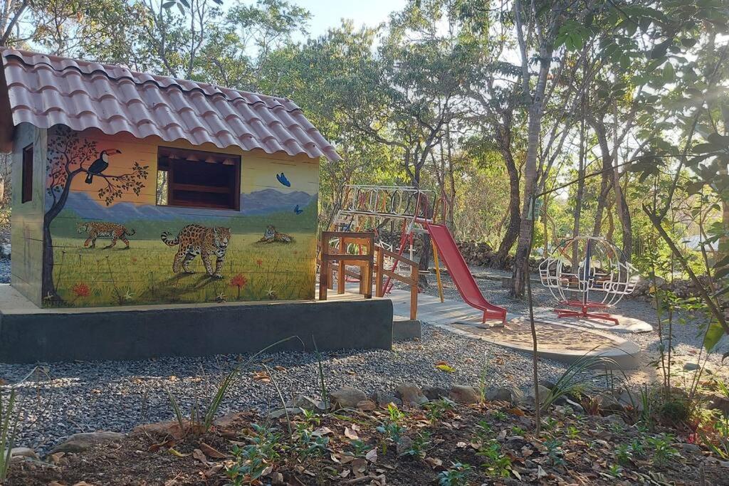 Casa com cachoeiras e contato com a natureza