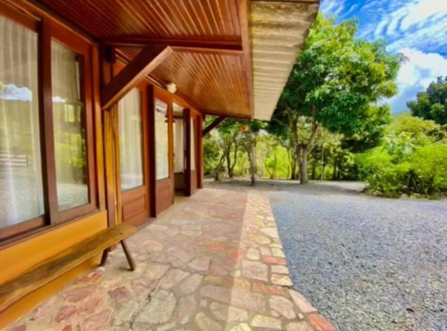 Casa com cachoeiras e contato com a natureza