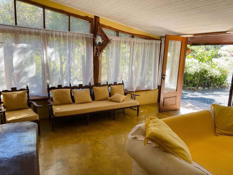Casa com cachoeiras e contato com a natureza
