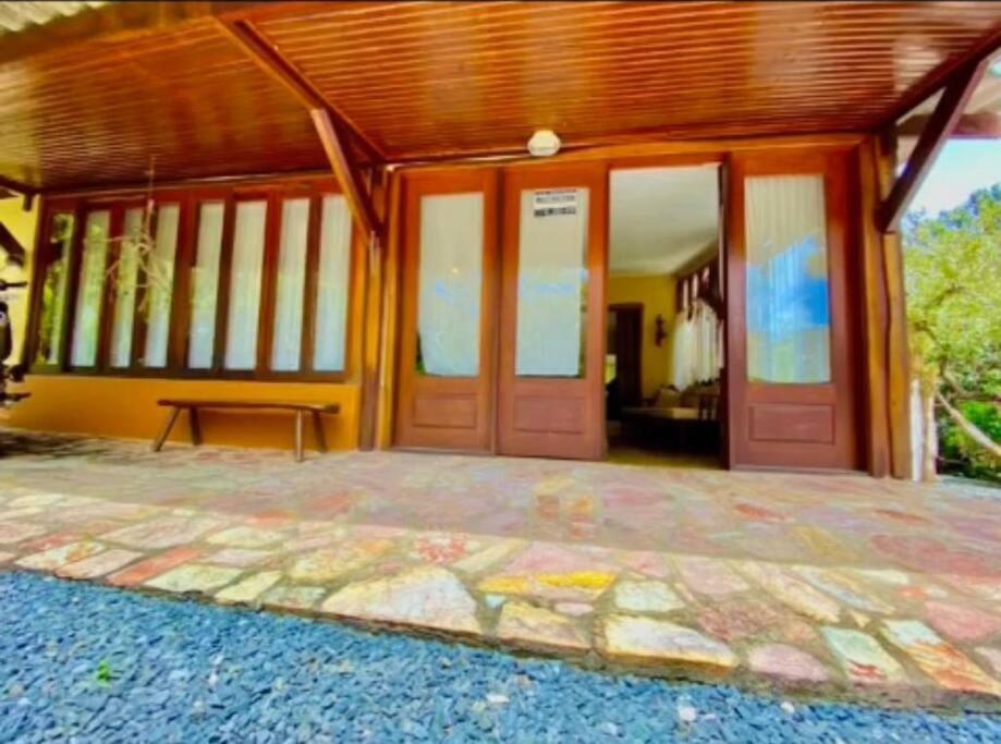 Casa com cachoeiras e contato com a natureza