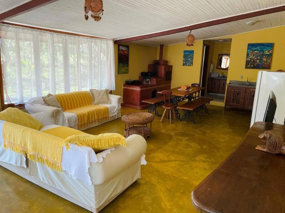 Casa com cachoeiras e contato com a natureza